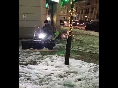 Un lugojean a deszăpezit jumătate din centrul orașului cu un utilaj