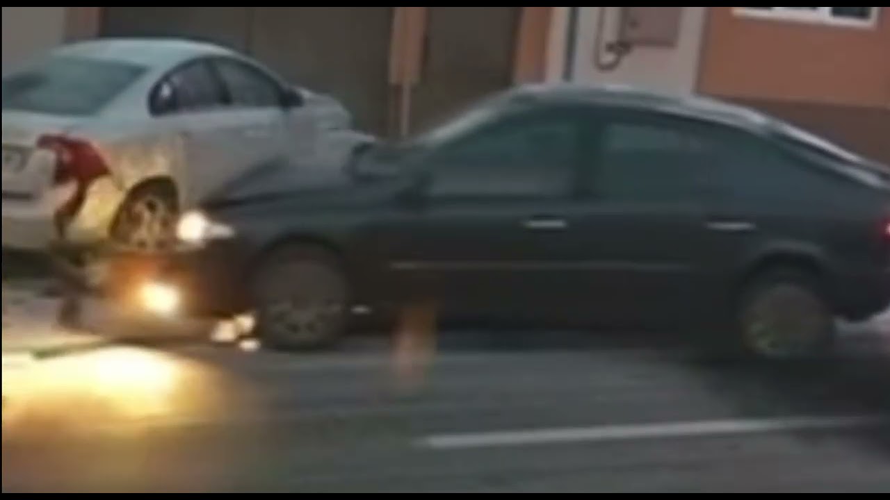 A lovit o mașină în seara de revelion și a fugit de la locul accidentului 