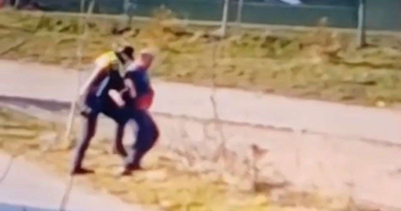 Bărbat snopit în bătaie de doi polițiști din Caraș