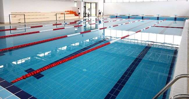 Mort în bazinul de înot