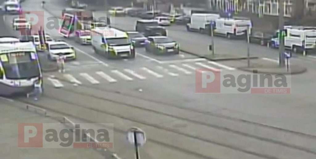 fată izbită de tramvai