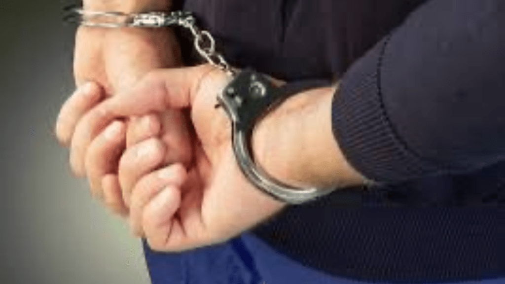Polițiști din cadrul IPJ Hunedoara escortând o persoană condamnată spre penitenciar în vederea executării pedepsei. retinut arestat