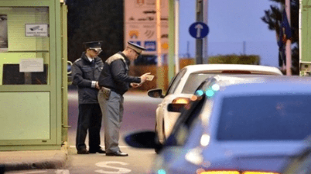 Polițiști de frontieră efectuând controlul documentelor în punctul de trecere Jimbolia, județul Timiș.