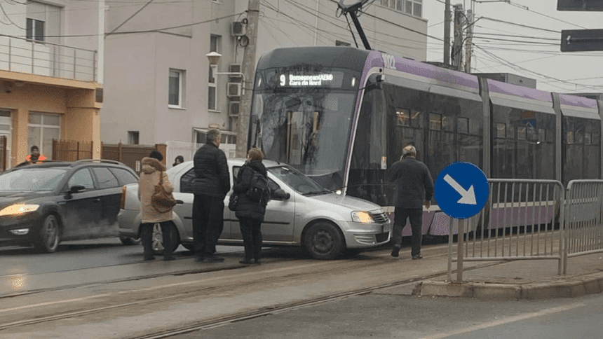 Mașină lovită de tramvai în Timișoara