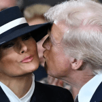 Donald Trump umilit de pălăria Melaniei