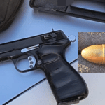 Imagine cu un tânăr din Reșița, suspect într-un incident la Măureni, unde a tras cu un pistol în gardul unei case în urma unei dispute pentru plata unui televizor.