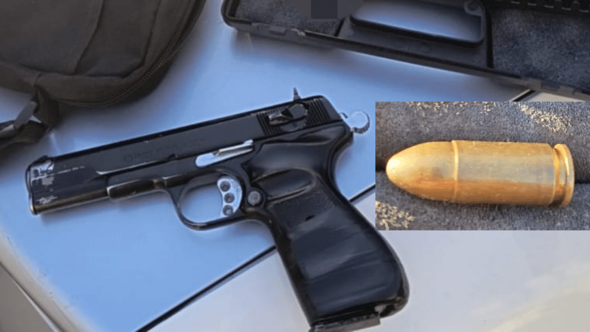 Imagine cu un tânăr din Reșița, suspect într-un incident la Măureni, unde a tras cu un pistol în gardul unei case în urma unei dispute pentru plata unui televizor.