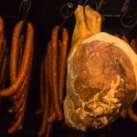 Imagine cu polițiști investigând un furt de mezeluri într-o gospodărie din Timiș, unde un tânăr a sustras cârnați și jambon.