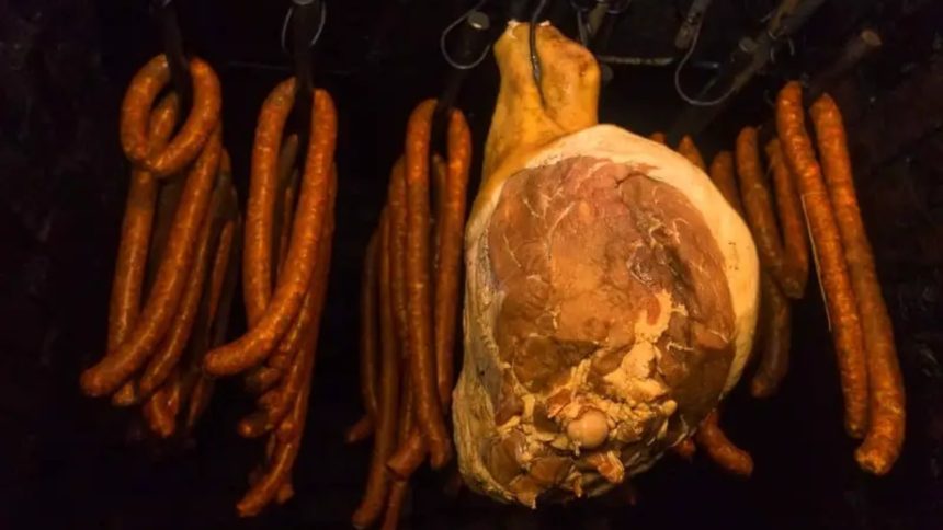 Imagine cu polițiști investigând un furt de mezeluri într-o gospodărie din Timiș, unde un tânăr a sustras cârnați și jambon.