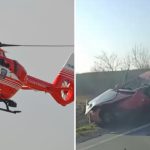 Imagine din accidentul grav de pe drumul Voiteg-Birda, Timiș, unde o mașină distrusă a lovit un cap de pod și un elicopter SMURD intervine pentru resuscitarea șoferului grav rănit.