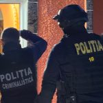 Polițiști investighează un jaf la o casă de amanet din Timișoara, situată aproape de Secția 2 Poliție. Suspectul a furat telefoane mobile și a fugit.