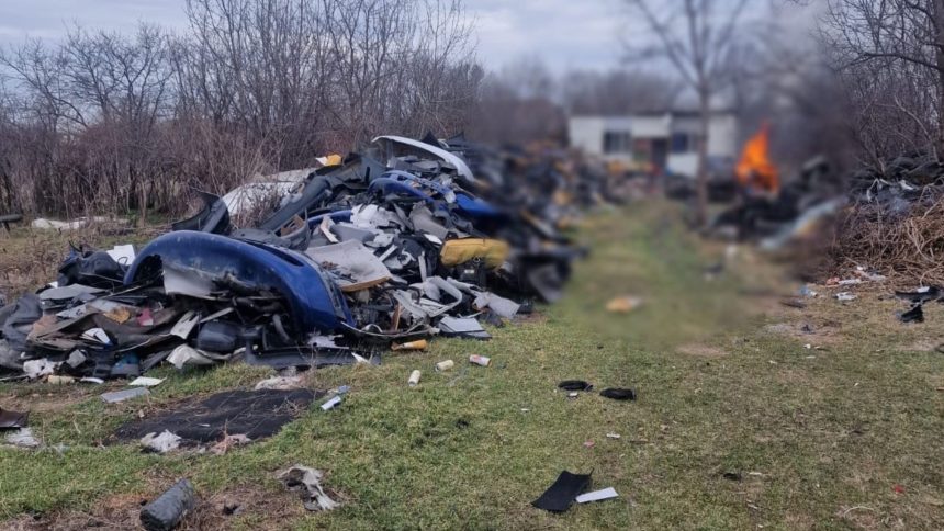 Depozit ilegal de deșeuri descoperit în Jebel, cu materiale arse și poluare semnificativă.