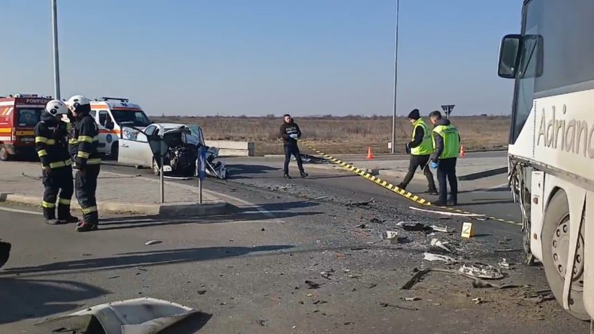 Imagine de la locul accidentului mortal din Timișoara, unde un șofer de 35 de ani și-a pierdut viața după coliziunea cu un autocar condus de un bărbat de 74 de ani.