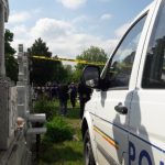 Imaginea ilustrează scena unei profanări a unei cripte din Caraș-Severin, unde un tânăr a spart locul de veci și a furat sicriul cu rămășițele unei femei decedate de 15 ani, fiind prins ulterior de poliție.