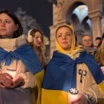 Fotografie de la „Marșul Libertății” din Timișoara, unde participanții își exprimă solidaritatea cu Ucraina la trei ani de la începutul războiului.