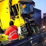 Accident pe Autostrada Timișoara – Arad: TIR răsturnat după ce a lovit un utilaj de deszăpezire în zona Orțișoara.