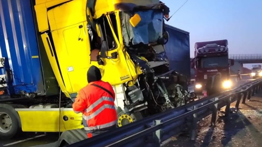 Accident pe Autostrada Timișoara – Arad: TIR răsturnat după ce a lovit un utilaj de deszăpezire în zona Orțișoara.