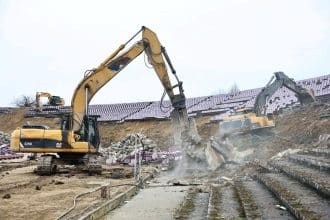Imagine cu utilaje grele în acțiune pe stadionul „Dan Păltinișanu” din Timișoara, în timpul procesului de demolare.