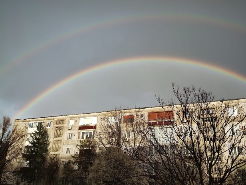 Dublu curcubeu pe cerul Timișoarei, după furtuna din după-amiaza zilei, cu culori vii de roșu, galben, verde și albastru