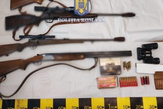 Polițiștii din Lugoj au prins în flagrant o femeie suspectată de trafic ilegal de arme și au confiscat mai multe arme letale și muniție în urma perchezițiilor.