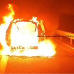Mașină cuprinsă de flăcări pe Autostrada Timișoara-Lugoj, cu pompieri intervenind pentru stingerea incendiului