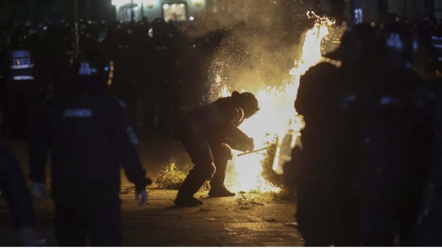 Proteste violente în fața BEC, cu susținători ai lui Călin Georgescu atacând jandarmii și jurnaliștii în Centrul Vechi din București.
