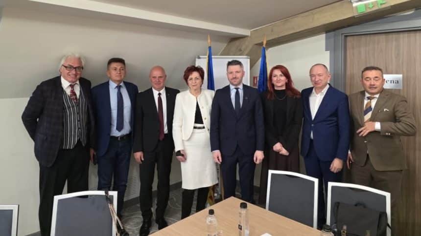 Reprezentanți ai administrației locale și ai mediului de afaceri din Timișoara discută strategii de dezvoltare economică și colaborare public-privat în cadrul unei mese rotunde