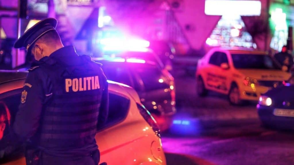 Echipaj al Secției 4 Poliție Timișoara efectuând un control în trafic pe o stradă din oraș.