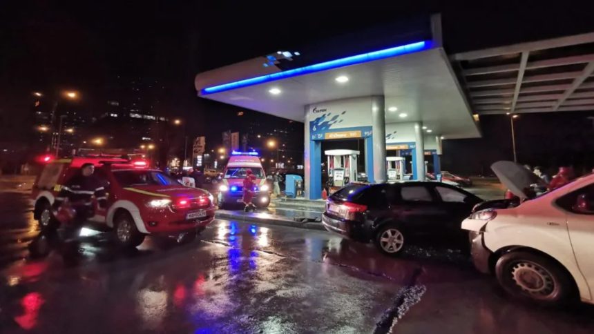 Accident într-o benzinărie din Timișoara – două vehicule avariate în urma unui impact violent, fără victime.