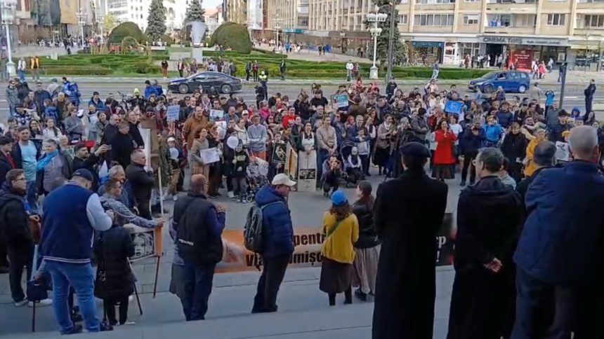 Participanții la Marșul pentru Viață 2025 din Timișoara mărșăluind prin centrul orașului în sprijinul dreptului la viață și al mamelor aflate în dificultate.