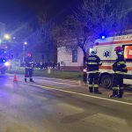 Imagine de la locul accidentului din Săcălaz, unde un autoturism s-a izbit de un copac, iar echipele de intervenție acționează