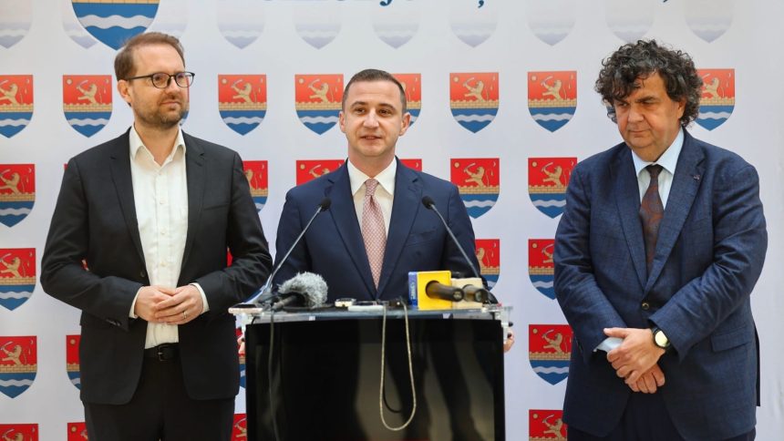 Vizualizare a șantierului Sălii Polivalente din Timișoara, cu echipamente de construcție și structura clădirii aproape finalizată.