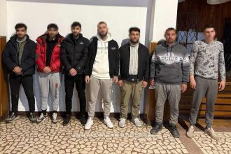 Polițiști de frontieră verificând un autoturism pe Autostrada A1, unde au fost descoperiți migranți ilegali ascunși.