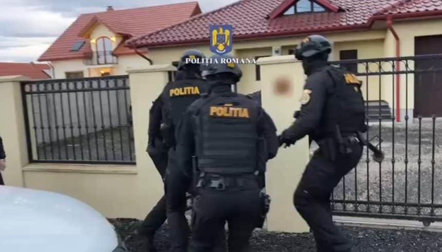 Polițiștii descoperă un transport ilegal de arme în apropierea graniței, confiscând un arsenal impresionant.