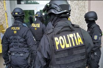 Polițiști și jandarmi în timpul unei percheziții într-un dosar de trafic de droguri în Timișoara și Caraș-Severin.