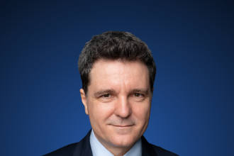 Nicușor Dan în fața susținătorilor din Timiș, prezentând viziunea „România Onestă”