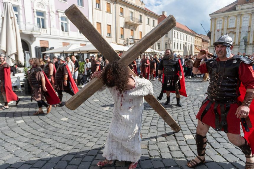 Participanți din medii vulnerabile în procesiunea „Drumul Crucii”, ediția aniversară din Timișoara.