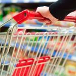 Grafic care arată prăpastia dintre scăderea salariului mediu în Timiș și creșterea inflației de 9% conform Eurostat.