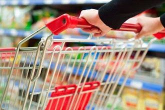 Grafic care arată prăpastia dintre scăderea salariului mediu în Timiș și creșterea inflației de 9% conform Eurostat.