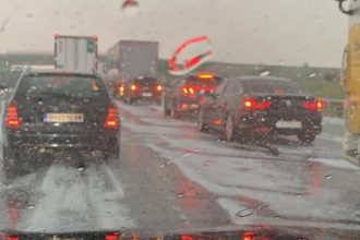 Nori întunecați și fulgere deasupra unui câmp din vestul României, semn al furtunii severe care afectează județele Arad și Timiș pe 26 aprilie 2025, în timpul unui cod portocaliu de vreme rea