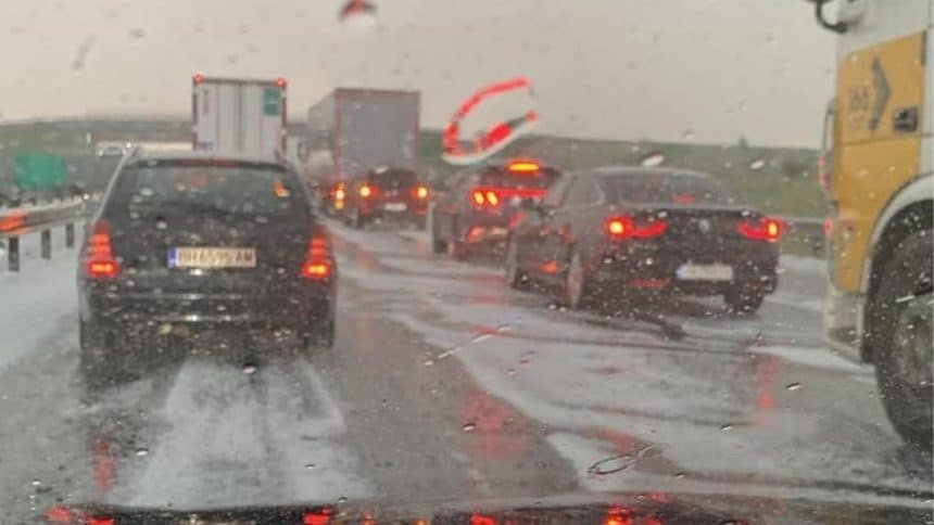 Nori întunecați și fulgere deasupra unui câmp din vestul României, semn al furtunii severe care afectează județele Arad și Timiș pe 26 aprilie 2025, în timpul unui cod portocaliu de vreme rea