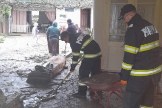 Intervenții ale pompierilor militari în Dalboșeț după fenomenele meteo periculoase
