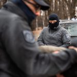 Polițist de frontieră român refuzând o mită oferită de un cetățean albanez la punctul de trecere Stamora-Moravița