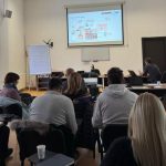 Elevi participând la târgul DUAL VEST în Timișoara, explorând standurile companiilor și liceelor tehnologice