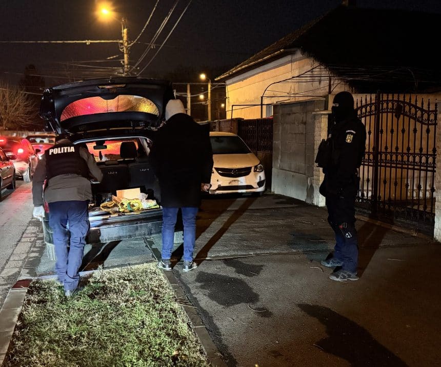 Polițiștii efectuează percheziții într-un caz de furt auto cu tehnologie avansată în județul Arad