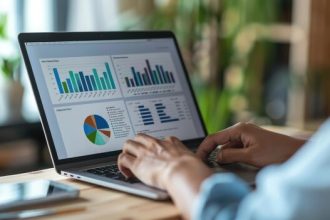 Imagine reprezentativă cu birou modern și elemente digitale, simbolizând un curs de marketing online organizat de CCIAT.