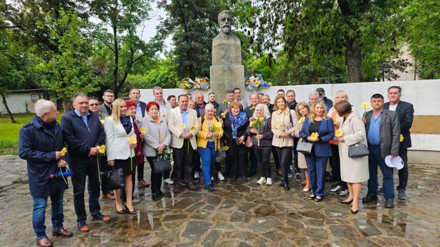 Membrii PNL Timiș depun flori la statuia lui Ion I.C. Brătianu din Timișoara, marcând 150 de ani de la înființarea Partidului Național Liberal, pe 24 mai 2025.”