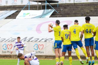 Jucătorii Politehnicii Timișoara sărbătoresc calificarea în finala barajului pentru promovarea în Liga a II-a, după victoria la Baia Mare.