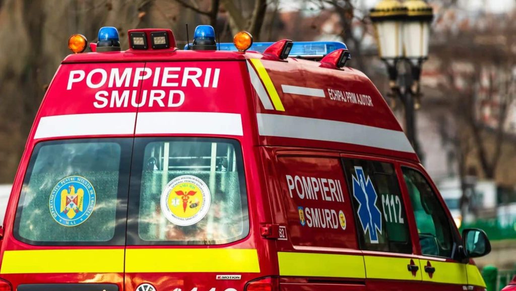 Autospeciale de stingere și autoscara ISU Arad intervenind la un incendiu izbucnit într-un apartament de pe strada Splai General Gheorghe Magheru.