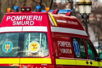 Pompierii din Orăștie intervin pentru stingerea unui incendiu care a cuprins trei mașini într-o parcare din municipiu.